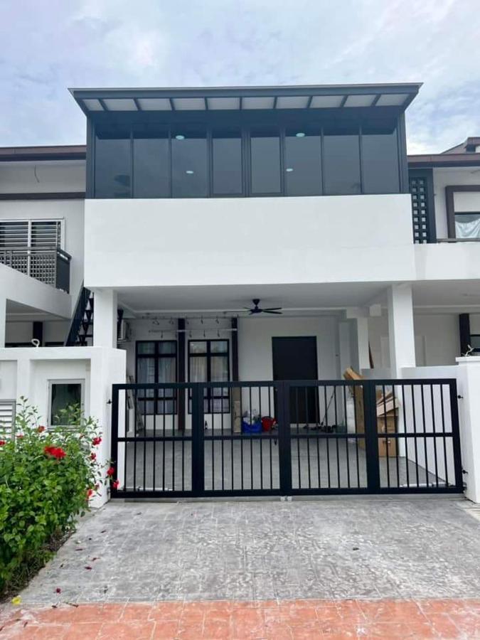 Faridz Homestay At Myra Saujana Kampong Simpang Empat Екстериор снимка