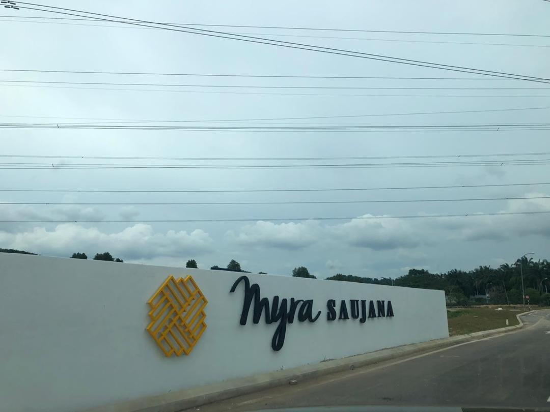 Faridz Homestay At Myra Saujana Kampong Simpang Empat Екстериор снимка