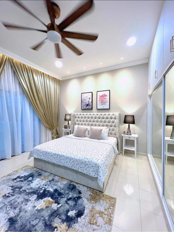 Faridz Homestay At Myra Saujana Kampong Simpang Empat Екстериор снимка